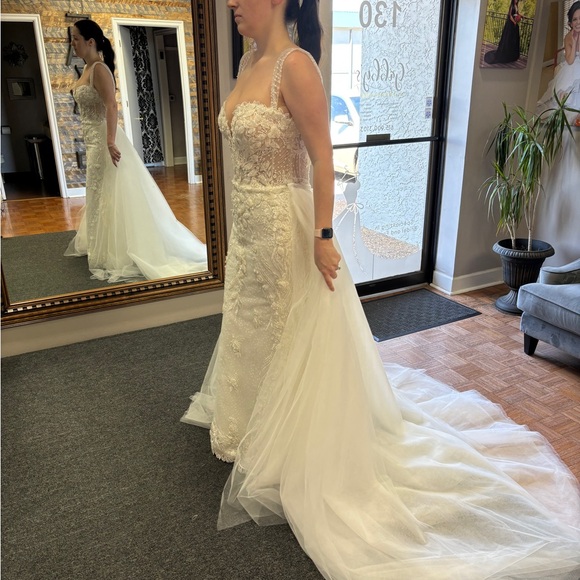 8 Layer Detachable Wedding Tulle Overskirt, Extra Long Bridal Overskirt - Picture 5 of 6